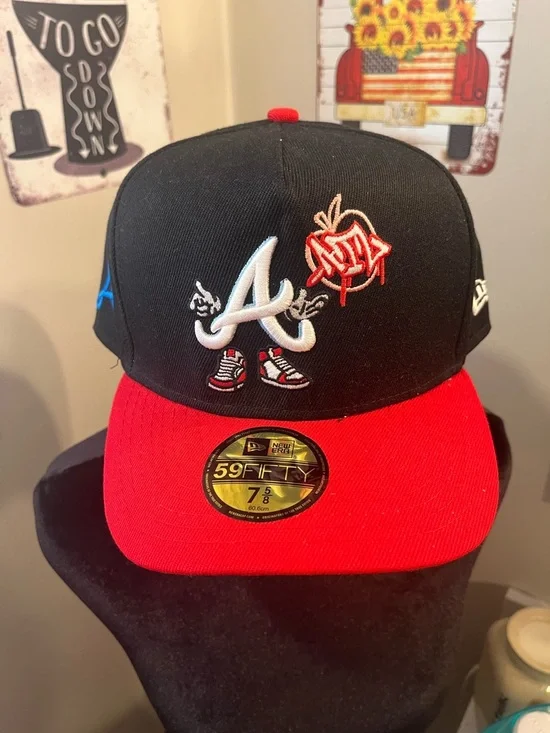 New Era Black & Red Atlanta Braves Fitted Cap with Sneaker Logo - Picture 2 of 7
